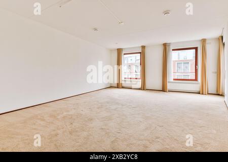 Camera luminosa e ariosa ad Amsterdam Clematisstraat con tappeti immacolati e grandi finestre con vista sulla strada Foto Stock