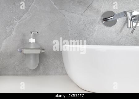 Moderno dispenser di sapone e lavandino da bagno Foto Stock