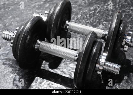 Due campane su pavimento con texture scure, primo piano Foto Stock