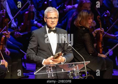 Erich Arthold Präsident Wiener Sängerknaben und Wiener Chormädchen - Der Europäische Kulturpreis in der Philharmonie in Lussemburgo - 07. 06,2024 Die Europäische Kulturpreisgala im Grand Auditorium der Phillharmonie Luxembourg Kirchberg Luxemburg *** Erich Arthold President Vienna Boys Choir e Vienna Girls Choir il Premio culturale europeo nella Philharmonie di Lussemburgo 07 06 2024 il Gala del Premio culturale europeo nel Grand Auditorium della Philharmonie Luxembourg Luxembourg Kirchberg Lussemburgo Copyright: xBonn.digitalx/xMarcxJohnx Foto Stock