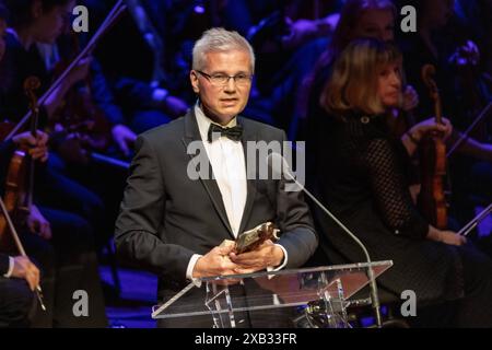 Erich Arthold Präsident Wiener Sängerknaben und Wiener Chormädchen - Der Europäische Kulturpreis in der Philharmonie in Lussemburgo - 07. 06,2024 Die Europäische Kulturpreisgala im Grand Auditorium der Phillharmonie Luxembourg Kirchberg Luxemburg *** Erich Arthold President Vienna Boys Choir e Vienna Girls Choir il Premio culturale europeo nella Philharmonie di Lussemburgo 07 06 2024 il Gala del Premio culturale europeo nel Grand Auditorium della Philharmonie Luxembourg Luxembourg Kirchberg Lussemburgo Copyright: xBonn.digitalx/xMarcxJohnx Foto Stock