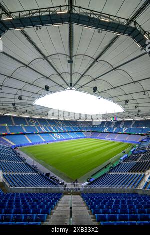 Amburgo, Germania. 10 giugno 2024. Calcio: Campionato europeo, "Stadium Open Media Days". Il Volksparkstadion di Amburgo è in preparazione per il Campionato europeo di calcio Euro 2024. I rappresentanti della stampa hanno potuto visitare lo stadio in occasione dell'Open Media Day. Crediti: Jens Büttner/dpa/Alamy Live News Foto Stock