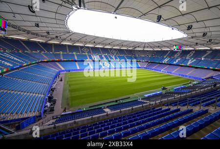 Amburgo, Germania. 10 giugno 2024. Calcio: Campionato europeo, "Stadium Open Media Days". Il Volksparkstadion di Amburgo è in preparazione per il Campionato europeo di calcio Euro 2024. I rappresentanti della stampa hanno potuto visitare lo stadio in occasione dell'Open Media Day. Crediti: Jens Büttner/dpa/Alamy Live News Foto Stock