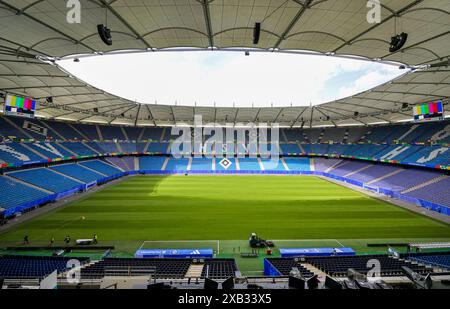 Amburgo, Germania. 10 giugno 2024. Calcio: Campionato europeo, "Stadium Open Media Days". Il Volksparkstadion di Amburgo è in preparazione per il Campionato europeo di calcio Euro 2024. I rappresentanti della stampa hanno potuto visitare lo stadio in occasione dell'Open Media Day. Crediti: Jens Büttner/dpa/Alamy Live News Foto Stock