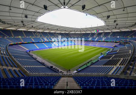 Amburgo, Germania. 10 giugno 2024. Calcio: Campionato europeo, "Stadium Open Media Days". Il Volksparkstadion di Amburgo è in preparazione per il Campionato europeo di calcio Euro 2024. I rappresentanti della stampa hanno potuto visitare lo stadio in occasione dell'Open Media Day. Crediti: Jens Büttner/dpa/Alamy Live News Foto Stock