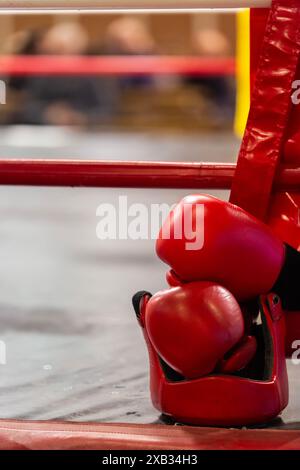 Guanti da boxe rossi sul ring in palestra Foto Stock