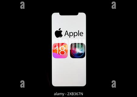 In questa immagine è mostrato un logo Apple iOS 18 e Siri ai Assistant su un iPhone Apple. La versione beta è prevista per WWDC. Foto Stock
