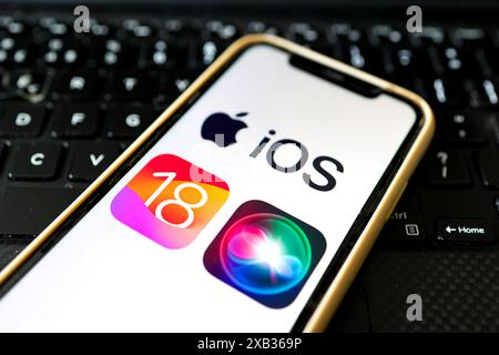In questa immagine è mostrato un logo Apple iOS 18 e Siri ai Assistant su un iPhone Apple. La versione beta è prevista per WWDC. Foto Stock