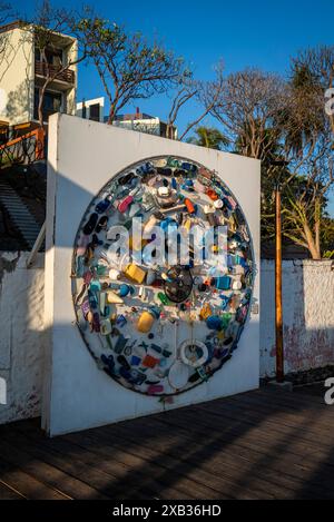 Opere d'arte realizzate con oggetti riciclati, lungomare di El Tunco, città del surf nel dipartimento di la Libertad, El Salvador Foto Stock