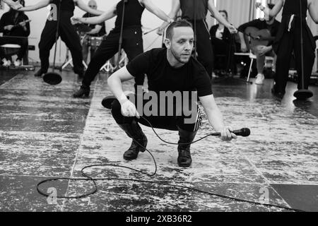 Il ballerino Manuel Liñan durante la sua esecuzione dell'anteprima del suo spettacolo "Muerta de amor", al Centro Coreografico Canal, il 10 giugno 2024 a Madr Foto Stock