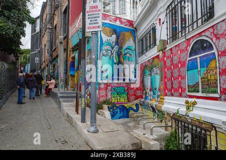 Valparaiso, Cile - 28 novembre 2023: Street art colorata e murales nel quartiere storico di Valparaiso Foto Stock