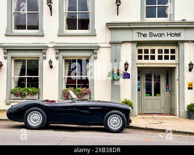 Una vecchia auto sportiva britannica. Auto sportiva Black Austin Healey 100 fuori dallo Swan Hotel a New Alresford, Hampshire, Regno Unito. Foto Stock