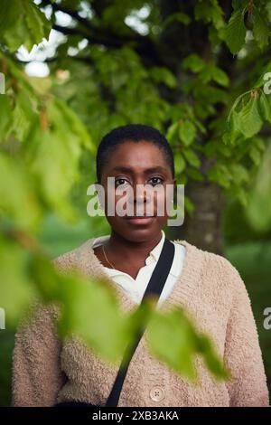 Ritratto di una donna matura sicura di sé in piedi nel parco Foto Stock