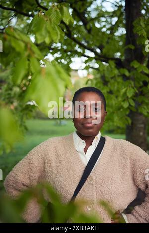 Ritratto di una donna matura in piedi nel parco Foto Stock