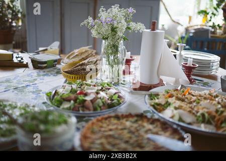 Cibo preparato con vaso di fiori sul tavolo Foto Stock