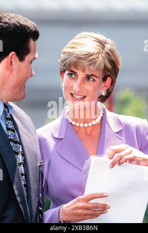 Diana, la Principessa del Galles, a destra, parla con Ken Rutherford, co-fondatore della Landmine Survivors Network, a sinistra, durante un annuncio sul divieto delle mine terrestri presso la sede della Croce Rossa americana, il 17 giugno 1997, a Washington, D.C. Foto Stock