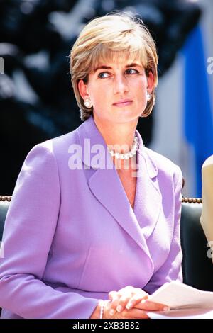 Diana, la Principessa del Galles, partecipa ad un annuncio sul divieto delle mine terrestri presso il quartier generale della Croce Rossa americana, il 17 giugno 1997, a Washington, D.C. Foto Stock