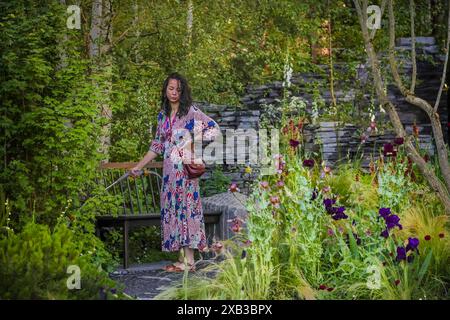 Un progettista di giardini Waters pianta la mattina presto al RHS Chelsea Flower Show press day, Londra, Inghilterra, Regno Unito Foto Stock