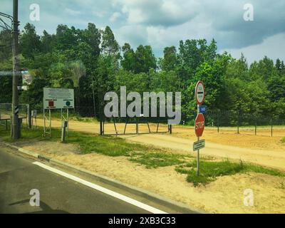 Kamenny Log, Bielorussia - 31 maggio 2024: Autobus che attraversa il confine tra Lituania e Bielorussia a Kamenny Log Foto Stock