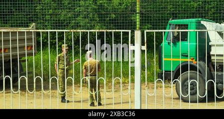 Kamenny Log, Bielorussia - 31 maggio 2024: Soldati bielorussi al confine tra Lituania e Bielorussia a Kamenny Log Foto Stock