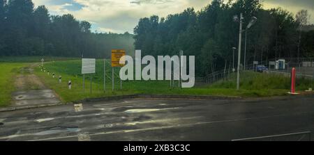 Kamenny Log, Bielorussia - 31 maggio 2024: Autobus che attraversa il confine tra Lituania e Bielorussia a Kamenny Log Foto Stock