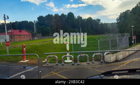 Kamenny Log, Bielorussia - 31 maggio 2024: Autobus che attraversa il confine tra Lituania e Bielorussia a Kamenny Log Foto Stock