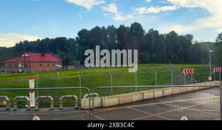 Kamenny Log, Bielorussia - 31 maggio 2024: Autobus che attraversa il confine tra Lituania e Bielorussia a Kamenny Log Foto Stock