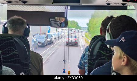 Kamenny Log, Bielorussia - 31 maggio 2024: Autobus che attraversa il confine tra Lituania e Bielorussia a Kamenny Log Foto Stock