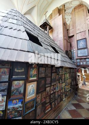 Votivbilder, Votivtafeln an den Wänden der Gnadenkapelle innerhalb der Kirche, Wallfahrtskirche Mariä Himmelfahrt a Sammarei, Landkreis Passau, Niede Foto Stock