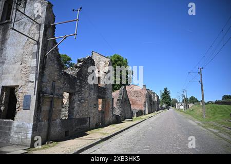 Ouradour-Sur-Glane, Francia. 10 giugno 2024. Ouradour Sur Glane, Francia. 10 giugno 2024. Villaggio di Oradour-sur-Glane, Francia sud-occidentale, il 10 giugno 2024. Quest'anno ricorre il 80° anniversario del massacro di Oradour-sur-Glane. Il 10 giugno 1944, appena quattro giorni dopo che le forze alleate sbarcarono sulla costa della Normandia il D-Day, 643 abitanti, di cui 247 bambini, furono massacrati nel tranquillo villaggio di Oradour-sur-Glane nel sud-ovest della Francia, da soldati tedeschi delle Waffen-SS appartenenti alla 2a divisione Panzer SS "Das Reich". Foto di Eliot Blondet/ABACAPRESS. Crediti: Abaca Press/Alamy Live New Foto Stock