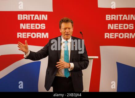 Londra, Regno Unito. 10 giugno 2024. Richard Tice, presidente della riforma del Regno Unito, lancia la sua Economic Policy on Tax Freedom Day. Nigel Farage, leader del Partito Riformista, lancia la riforma PartyÕs delle politiche economiche in vista delle elezioni generali del 4 luglio. Crediti: Mark Thomas/Alamy Live News Foto Stock