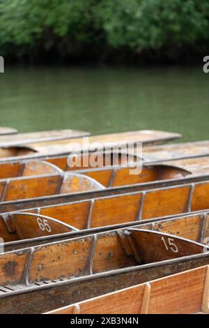 Primo piano di punterie in legno ormeggiate sul fiume Cherwell a Oxford, Regno Unito Foto Stock