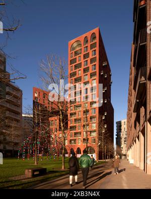 Elevazione obliqua dell'edificio attraverso il Lewis Cubitt Park. Cadenza - King's Cross, Londra, Regno Unito. Architetto: Alison Brooks Architects Ltd, 2022. Foto Stock