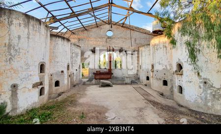 Calcestruzzo di vasche di fermentazione in una cantina abbandonata Foto Stock