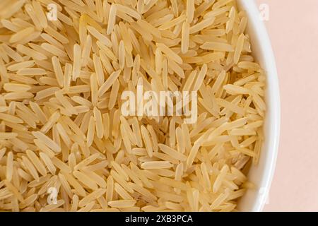 Riso basmati parboiled a grana lunga, vista dall'alto macro Foto Stock