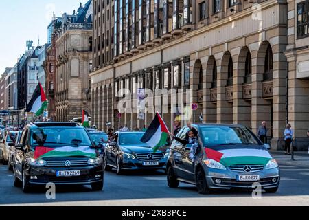 Berlin, Mitte, Friedrichstrasse, 9 giugno 2024. Manifestanti pro palestinesi in un convoglio di veicoli per protestare contro gli attacchi israeliani a Gaza. I veicoli erano adornati Foto Stock