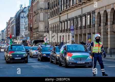 Berlin, Mitte, Friedrichstrasse, 9 giugno 2024. Manifestanti pro palestinesi in un convoglio di veicoli per protestare contro gli attacchi israeliani a Gaza. I veicoli erano adornati Foto Stock