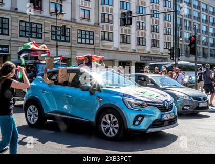 Berlin, Mitte, Friedrichstrasse, 9 giugno 2024. Manifestanti pro palestinesi in un convoglio di veicoli per protestare contro gli attacchi israeliani a Gaza. I veicoli erano adornati Foto Stock