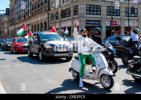 Berlin, Mitte, Friedrichstrasse, 9 giugno 2024. Manifestanti pro palestinesi in un convoglio di veicoli per protestare contro gli attacchi israeliani a Gaza. I veicoli erano adornati Foto Stock