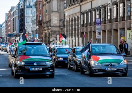 Berlin, Mitte, Friedrichstrasse, 9 giugno 2024. Manifestanti pro palestinesi in un convoglio di veicoli per protestare contro gli attacchi israeliani a Gaza. I veicoli erano adornati Foto Stock