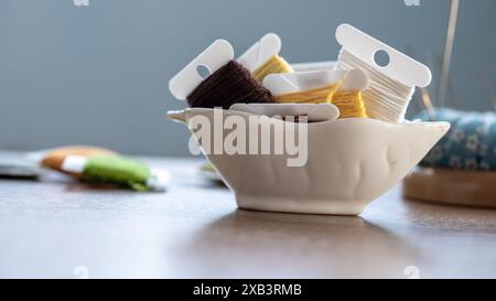 Colori gialli e marroni fili in ceramica ciotola su fondo in legno. Messa a fuoco selettiva. Foto Stock