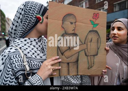 L'8 giugno 2024 migliaia di persone si riuniscono a Russell Square, Londra, per marciare a sostegno della Palestina e protestare contro il continuo bo israeliano Foto Stock