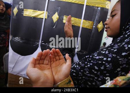 I bambini palestinesi sfollati si riuniscono intorno a un cubo improvvisato che rappresenta la Santa Kaaba i bambini palestinesi sfollati si riuniscono intorno a un cubo improvvisato che rappresenta la Santa Kaaba, in tenda all'interno di un campo per accogliere gli sfollati nell'ospedale dei Martiri di al-Aqsa, il 10 giugno 2024, come parte della formazione dei bambini come eseguire il pellegrinaggio Hajj che è uno dei cinque pilastri dell'Islam. Foto di Omar Ashtawy apaimages Dair EL-Balah Striscia di Gaza territorio palestinese 100624 Dair El-Balah OSH 2 0035 Copyright: XapaimagesxOmarxAshtawyxxapaimagesx Foto Stock