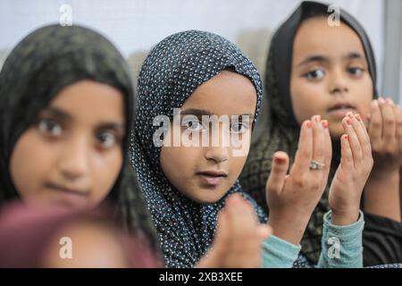 I bambini palestinesi sfollati si riuniscono intorno a un cubo improvvisato che rappresenta la Santa Kaaba i bambini palestinesi sfollati si riuniscono intorno a un cubo improvvisato che rappresenta la Santa Kaaba, in tenda all'interno di un campo per accogliere gli sfollati nell'ospedale dei Martiri di al-Aqsa, il 10 giugno 2024, come parte della formazione dei bambini come eseguire il pellegrinaggio Hajj che è uno dei cinque pilastri dell'Islam. Foto di Omar Ashtawy apaimages Dair EL-Balah Striscia di Gaza territorio palestinese 100624 Dair El-Balah OSH 2 008 Copyright: XapaimagesxOmarxAshtawyxxapaimagesx Foto Stock