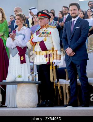 Amman, Jordanien. 9 giugno 2024. Amman, 09-06-2024 le loro Maestà il re Abd Allah II e la regina Rania al Abdullah, e sua altezza reale il principe ereditario al Hussein bin Abd Allah II di domenica hanno partecipato all'evento nazionale che ha celebrato il Giubileo d'Argento, tenutosi il 25° giorno dell'adesione al Trono, IL VUE OUT/dpa/Alamy Live News Foto Stock