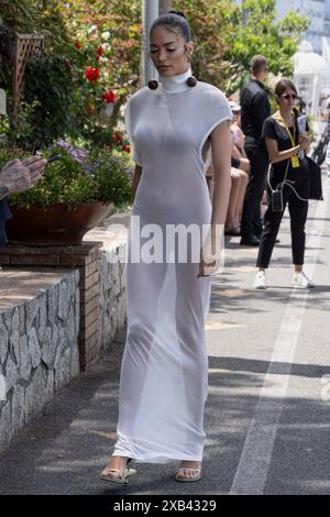 Capri, Italia. 10 giugno 2024. Elodie viene avvistata al Marina grande peer di Capri, il 10 giugno 2024, per assistere al Jacquemus 'la Casa' Cruise Show a Casa Malaparte. Foto di Marco Piovanotto/ABACAPRESS. COM credito: Abaca Press/Alamy Live News Foto Stock