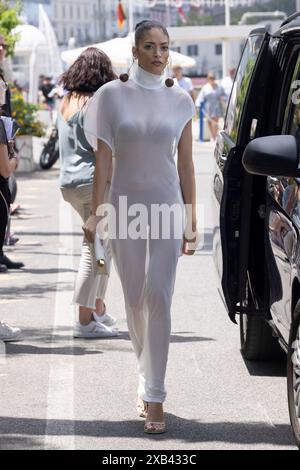 Capri, Italia. 10 giugno 2024. Elodie viene avvistata al Marina grande peer di Capri, il 10 giugno 2024, per assistere al Jacquemus 'la Casa' Cruise Show a Casa Malaparte. Foto di Marco Piovanotto/ABACAPRESS. COM credito: Abaca Press/Alamy Live News Foto Stock