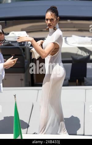 Capri, Italia. 10 giugno 2024. Elodie viene avvistata al Marina grande peer di Capri, il 10 giugno 2024, per assistere al Jacquemus 'la Casa' Cruise Show a Casa Malaparte. Foto di Marco Piovanotto/ABACAPRESS. COM credito: Abaca Press/Alamy Live News Foto Stock