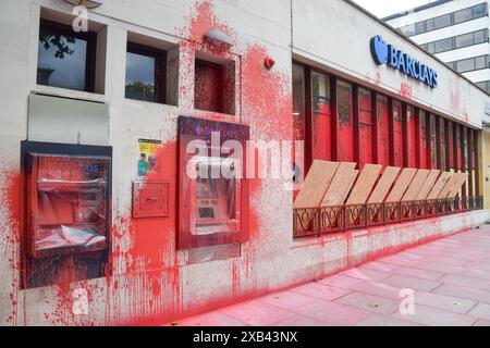 Londra, Regno Unito. 10 giugno 2024. La Barclays Bank nel bosco di St John è ricoperta di vernice rossa e parzialmente abbattuta. Gli attivisti del gruppo Palestine Action hanno sbattuto le finestre e spruzzato vernice rossa su diversi rami di Barclays, chiedendo ai divini della banca il commercio di armi di Israele. Credito: SOPA Images Limited/Alamy Live News Foto Stock