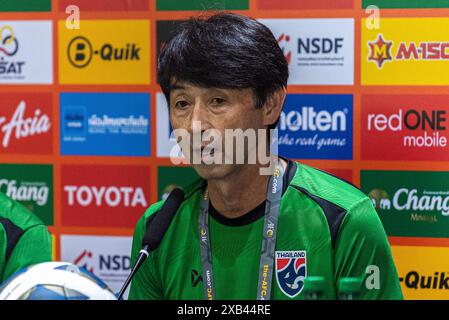 Bangkok, Thailandia. 10 giugno 2024. Masatada Ishii, capo allenatore della nazionale di calcio thailandese, partecipa a una conferenza stampa presso lo Stadio Nazionale Rajamangala di Bangkok. L'11 giugno 2024 la Thailandia giocherà contro Singapore in una partita di qualificazione della Coppa del mondo FIFA 2026 allo Stadio Nazionale Rajamangala di Bangkok. Credito: SOPA Images Limited/Alamy Live News Foto Stock